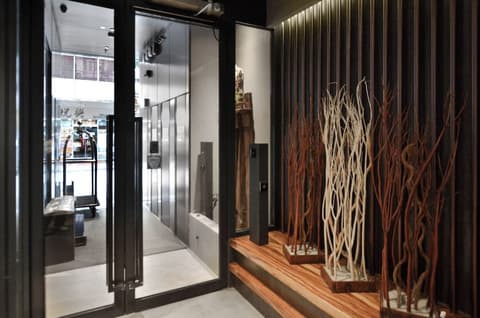 Eco Tree Hotel Causeway Bay, Interior entrance