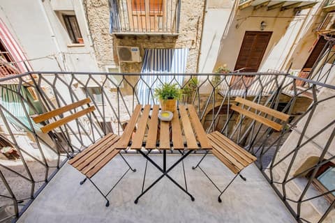 Pepito Palace, Balcony