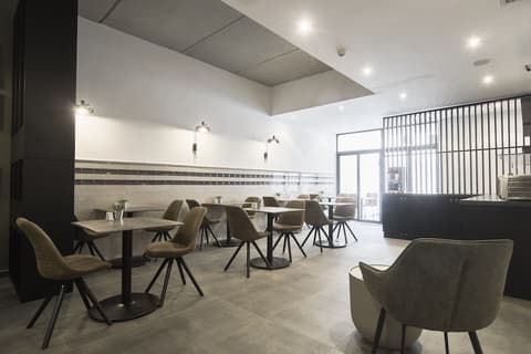 Mr. Todd Hotel, Cafe