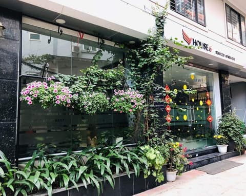 V House 6 Serviced Apartment