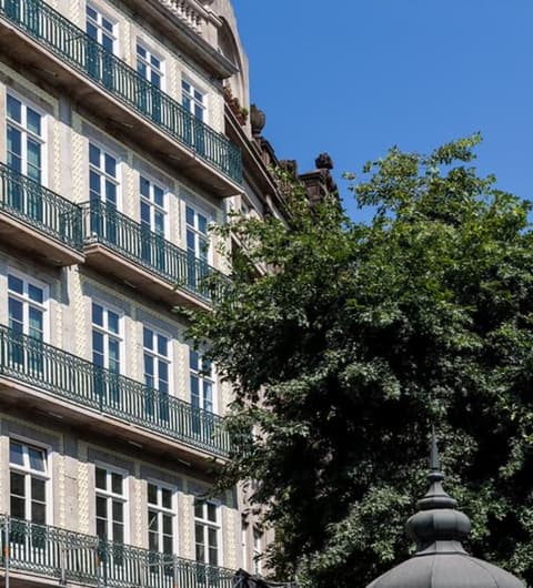 One Shot Aliados Goldsmith, Front of property