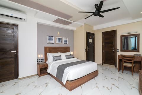 Samann Grand, Room
