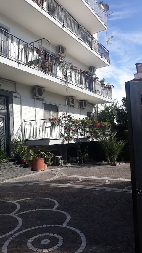 B&B Arena, Front of property