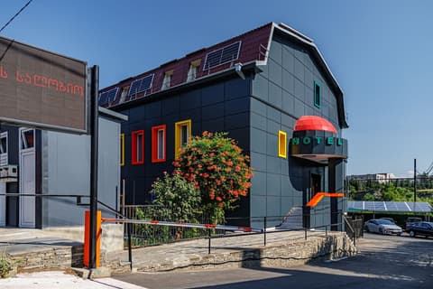 Route Hotel, Front of property