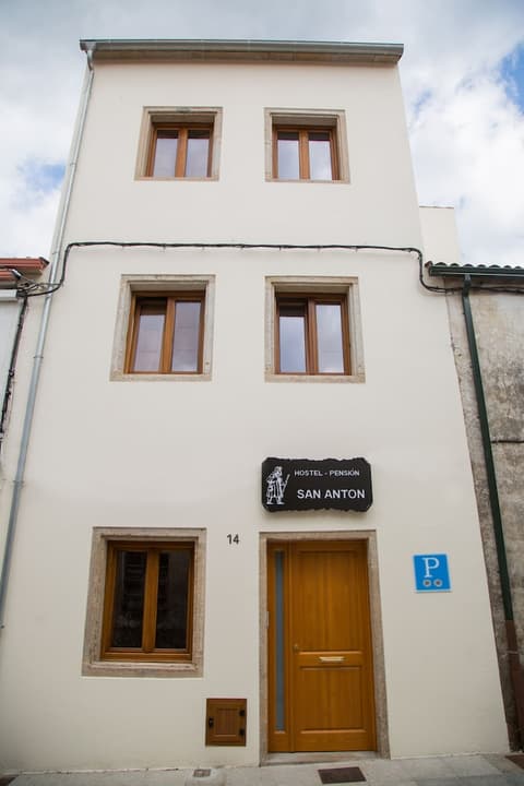 Pensión San Antón - Hostel