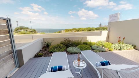 7 on Marine, Terrace/patio