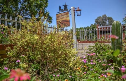 Padlangs, Property grounds