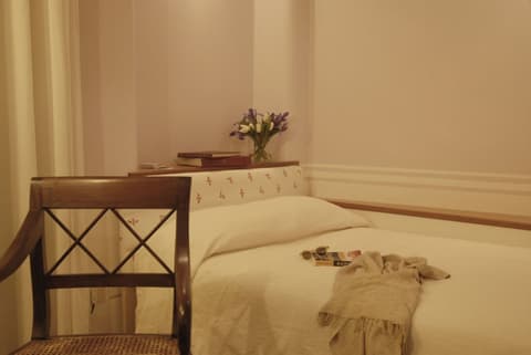 Hotel Lancelot, Room