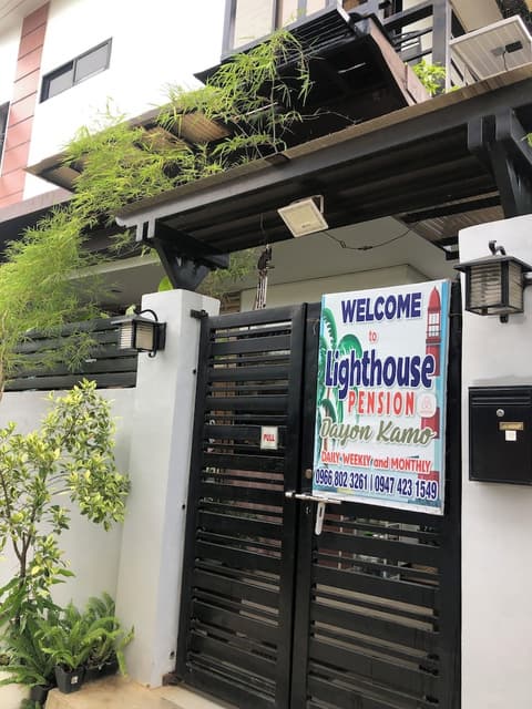 Lighthouse Apartment and Guest Inn, Front of property