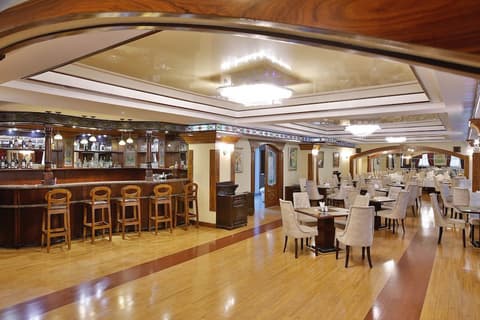 Ganjali Plaza Hotel, Restaurant