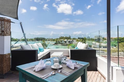 Azur Paradise, Dining