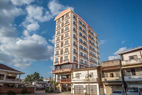 Manorom Chateau Hotel, Property entrance