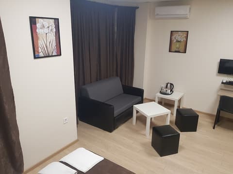 Twain Apart & Rooms, Living area