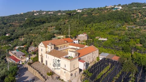 Relais il Chiostro Historic Courtyard and Panoramic Terrace near Sorrento