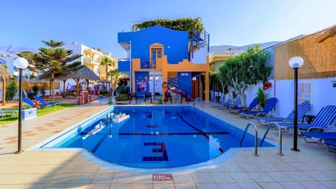 Eltina Apartments, Outdoor pool