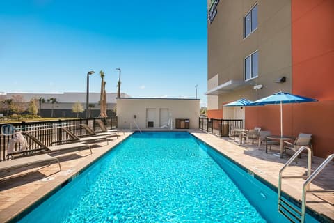 Holiday Inn Express & Suites Jacksonville - Town Center by IHG