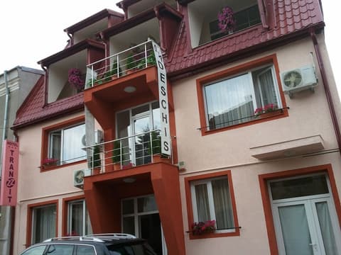 Hotel Tranzzit, Front of property