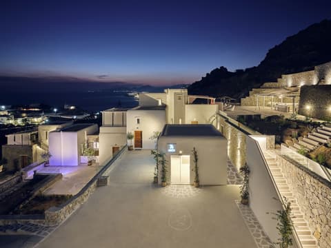 ΑRCS Suites & Residences