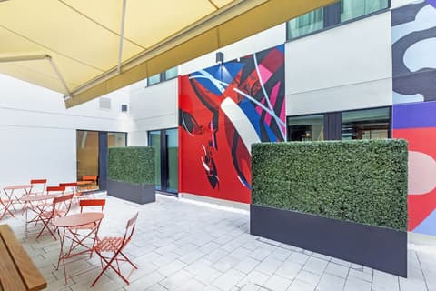 The Hendrick Smithfield, Courtyard