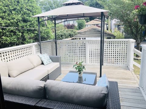 The Sunshine House, Balcony