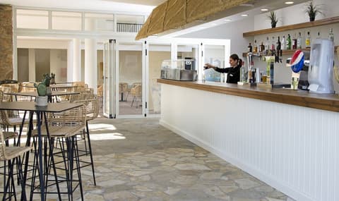 Hotel Ereza Mar- Adults Only, Poolside bar