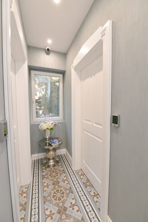 The Duke Luxury Rooms, Interior entrance