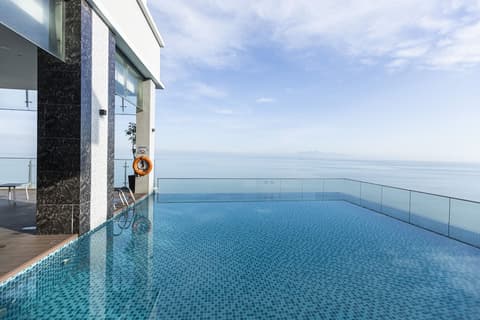 Hompton by the Beach Penang, Pool