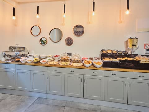 Four-G Hotel, Restaurant