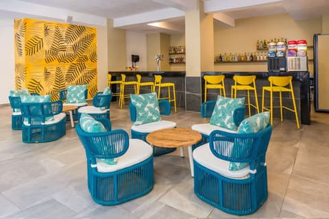 Decameron Isla Coral Guayabitos Ramada All Inclusive Resort, Swim-up bar