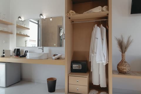 White Canvas Boutique Studios, Room