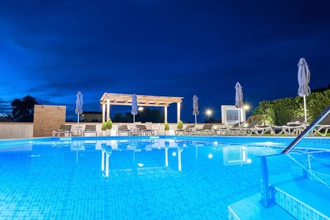 White Canvas Boutique Studios, Exterior