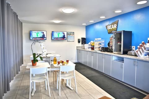 Travelodge by Wyndham Crescent City, Breakfast area