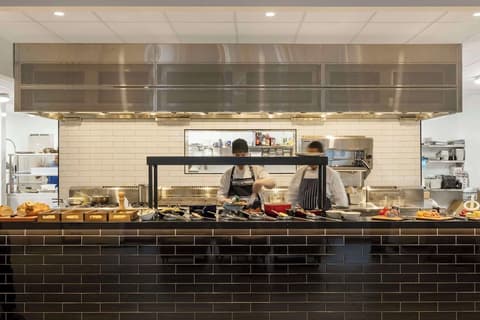 Oaks Wellington Hotel, Dining