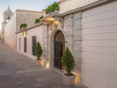 Cirqa - Relais & Châteaux, Front of property