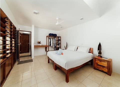 Waves at Surfside, Room