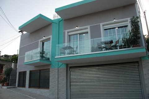 Crown Deluxe Apartments, Property grounds