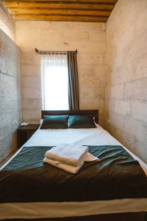 Tafana Cave & Stone Lodge