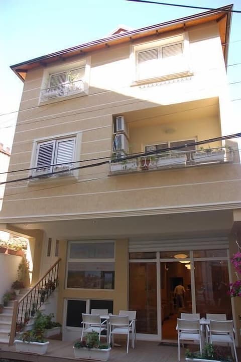 Hotel Bylis, Front of property