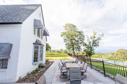 Hummingbird Estate Wine & Suites, Terrace/patio