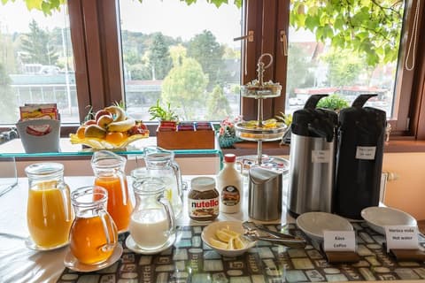 Max Inn Hotel, Restaurant