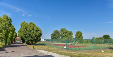 Hotel Golf Chateau de Chailly, Tennis court