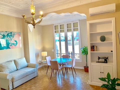 Hi Valencia Cánovas, In-room dining