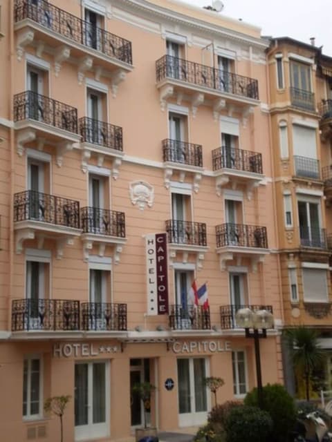 Hotel Capitole, Front of property