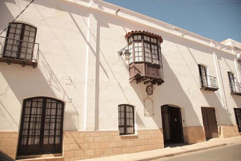 Hotel de Su Merced, Front of property