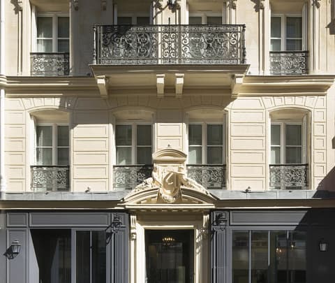 Les Plumes Hôtel Paris, Front of property