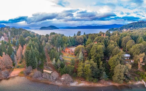 Peninsula Petit Hotel, Front of property