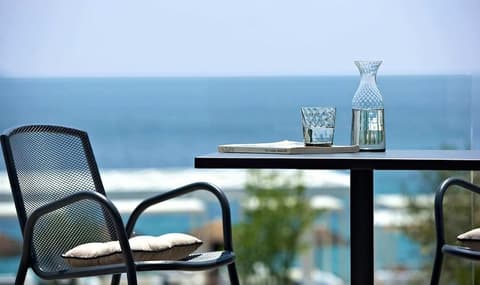 Lichnos Beach Hotel & Suites, Terrace/patio