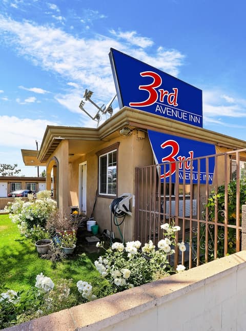 3rd Avenue Inn, Front of property