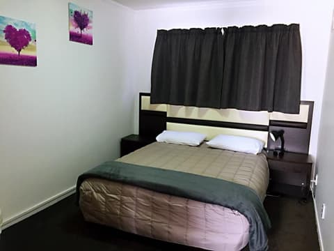 Grosvenor Motor Inn, Room