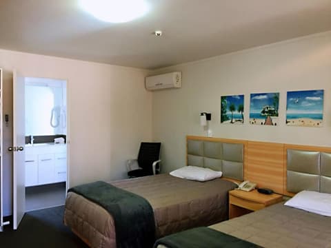 Grosvenor Motor Inn, Room
